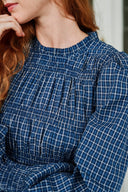 marci-geruite-smock-blouse-donkerblauw-neo-noir-lookfoto-close-up-1
