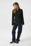 bertha-structure-blouse-zwart-neo-noir-modelfoto-vooraanzicht-2