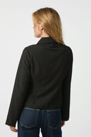 bertha-structure-blouse-zwart-neo-noir-modelfoto-achteraanzicht-1