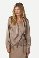 caprina-satijnen-wikkel-blouse-dark-taupe-neo-noir-model-vooraanzicht-1