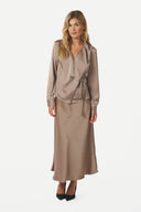 caprina-satijnen-wikkel-blouse-dark-taupe-neo-noir-model-vooraanzicht-2