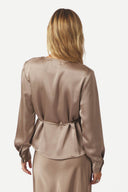 caprina-satijnen-wikkel-blouse-dark-taupe-neo-noir-model-achteraanzicht-1
