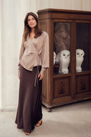 caprina-satijnen-wikkel-blouse-dark-taupe-neo-noir-modelfoto-vooraanzicht-1