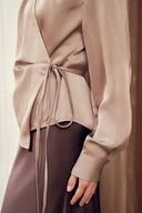 caprina-satijnen-wikkel-blouse-dark-taupe-neo-noir-modelfoto-detail-1