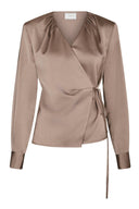 caprina-satijnen-wikkel-blouse-dark-taupe-neo-noir-productfoto-vooraanzicht-1