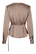 caprina-satijnen-wikkel-blouse-dark-taupe-neo-noir-productfoto-achteraanzicht-1