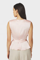 risetta-satijnen-top-light-pink-neo-noir-modelfoto-achteraanzicht-1
