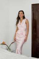 risetta-satijnen-top-light-pink-neo-noir-modelfoto-vooraanzicht-1