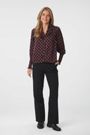 camisa-dot-blouse-burgundy-neo-noir-model-vooraanzicht-2
