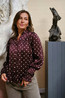 camisa-dot-blouse-burgundy-neo-noir-modelfoto-vooraanzicht-1