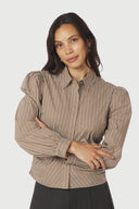 ritta-gestreepte-hemd-blouse-lichtbruin-neo-noir-modelfoto-vooraanzicht-1