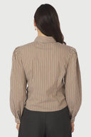 ritta-gestreepte-hemd-blouse-lichtbruin-neo-noir-modelfoto-achteraanzicht-1