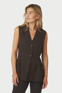 finna-structure-gilet-vest-donkerbruin-neo-noir-modelfoto-vooraanzicht-1