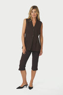 finna-structure-gilet-vest-donkerbruin-neo-noir-modelfoto-vooraanzicht-2