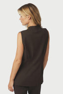 finna-structure-gilet-vest-donkerbruin-neo-noir-modelfoto-achteraanzicht-1