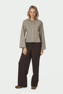 rosa-geruite-hemd-blouse-beige-neo-noir-modelfoto-vooraanzicht-2