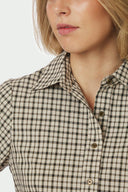 rosa-geruite-hemd-blouse-beige-neo-noir-modelfoto-detail-1