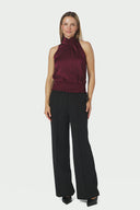 jos-drapy-satijnen-effen-halter-top-burgundy-bordeaux-neo-noir-modelfoto-vooraanzicht-2
