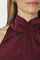 jos-drapy-satijnen-effen-halter-top-burgundy-bordeaux-neo-noir-modelfoto-detail-1