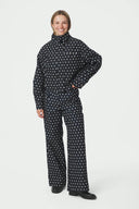 callisa-polka-dot-jas-black-zwart-neo-noir-modelfoto-vooraanzicht-2