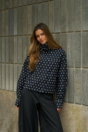callisa-polka-dot-jas-black-zwart-neo-noir-modelfoto-vooraanzicht-1