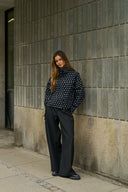 callisa-polka-dot-jas-black-zwart-neo-noir-modelfoto-vooraanzicht-2