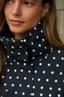 callisa-polka-dot-jas-black-zwart-neo-noir-modelfoto-close-up-1