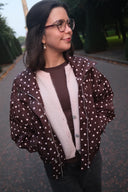 callisa-polka-dot-jas-brown-bruin-neo-noir-lookfoto-close-up-2