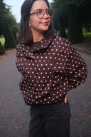 callisa-polka-dot-jas-brown-bruin-neo-noir-lookfoto-vooraanzicht-4