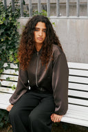 denielle-satijnen-korte-bomberjas-dark-brown-donkerbruin-neo-noir-lookfoto-vooraanzicht-1
