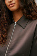 denielle-satijnen-korte-bomberjas-dark-brown-donkerbruin-neo-noir-lookfoto-close-up-1