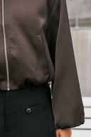 denielle-satijnen-korte-bomberjas-dark-brown-donkerbruin-neo-noir-lookfoto-detail-1