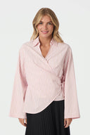 tifuna-gestreepte-wrap-blouse-lichtroze-neo-noir-modelfoto-vooraanzicht-1