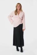 tifuna-gestreepte-wrap-blouse-lichtroze-neo-noir-modelfoto-vooraanzicht-2