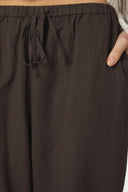 leifa-broek-donkerbruin-neo-noir-modelfoto-detail-1
