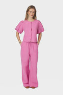 Leifa-broek-pink-Neo-Noir-modelfoto-vooraanzicht-1