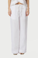 Leifa-broek-wit-Neo-Noir-modelfoto-close-up-1