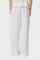 Leifa-broek-wit-Neo-Noir-modelfoto-achteraanzicht-1