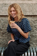 anela-polka-dot-blouse-navy-donkerblauw-neo-noir-lookfoto-vooraanzicht-1