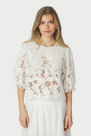 fia-broderie-blouse-wit-katoen-neo-noir-modelfoto-vooraanzicht-1