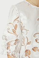 fia-broderie-blouse-wit-katoen-neo-noir-modelfoto-detail-1