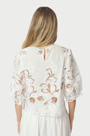 fia-broderie-blouse-wit-katoen-neo-noir-modelfoto-achteraanzicht-1