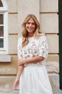fia-broderie-blouse-wit-katoen-neo-noir-lookfoto-vooraanzicht-1