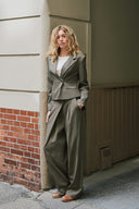 calina-structure-wrap-geklede-pantalon-broek-bruin-neo-noir-lookfoto-vooraanzicht-1