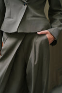 calina-structure-wrap-geklede-pantalon-broek-bruin-neo-noir-lookfoto-close-up-1