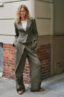 calina-structure-wrap-geklede-pantalon-broek-bruin-neo-noir-lookfoto-vooraanzicht-2