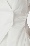 fidi-poplin-top-wit-neo-noir-modelfoto-detail-1