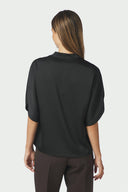 anelle-satijnen-blouse-black-zwart-neo-noir-modelfoto-achteraanzicht-1
