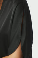 anelle-satijnen-blouse-black-zwart-neo-noir-modelfoto-detail-1