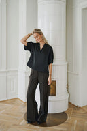 anelle-satijnen-blouse-black-zwart-neo-noir-lookfoto-vooraanzicht-1